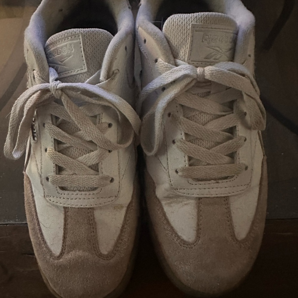 Tennis shoes